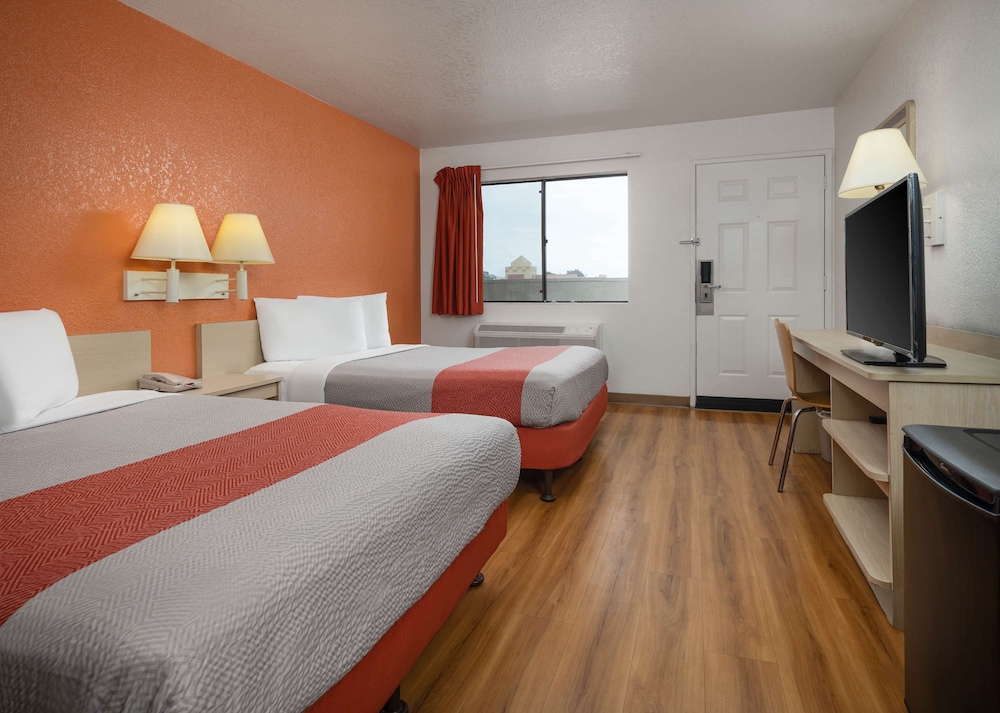 Motel6 Buena Park, CA - Knotts Berry Farm - Disneyland 16/34
