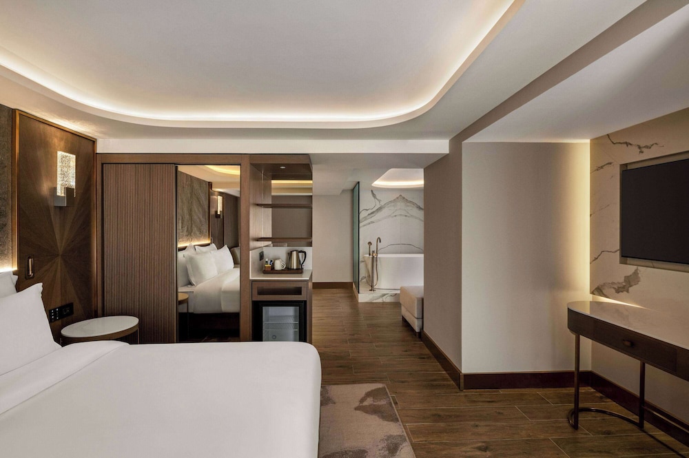 EXECUTIVE, SUITE