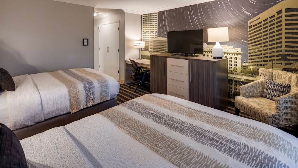 Best Western Plus Milwaukee West 24/45