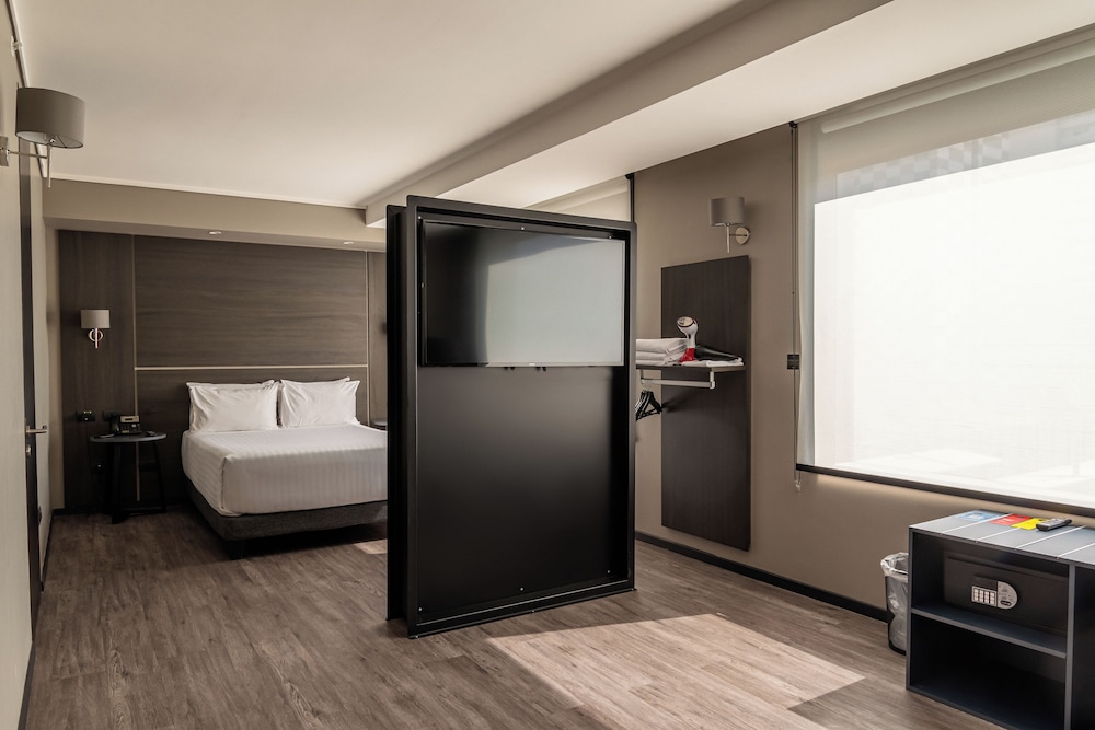 JUNIOR SUITE, QUEEN BED, ACCESSIBLE