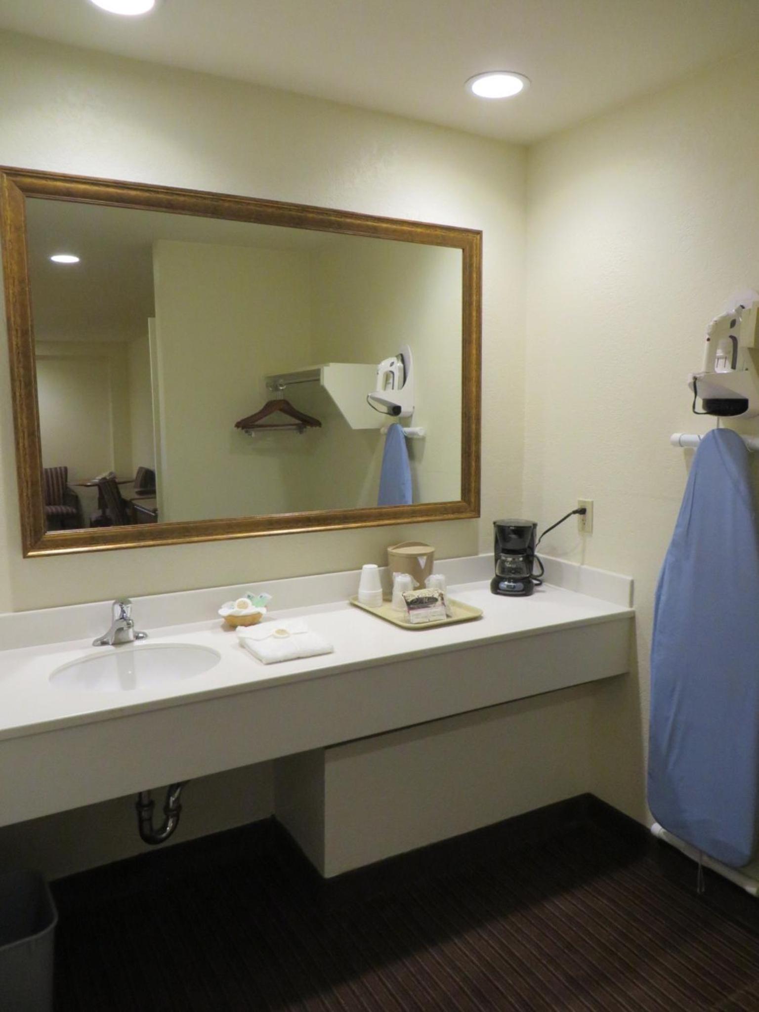 غرفة تنفيذية بسريرين كوين، Anaheim Desert Inn and Suites 4/4