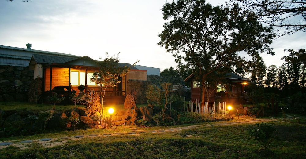 Jeju Gotjawal Geomoon Oreum Pension 3/50