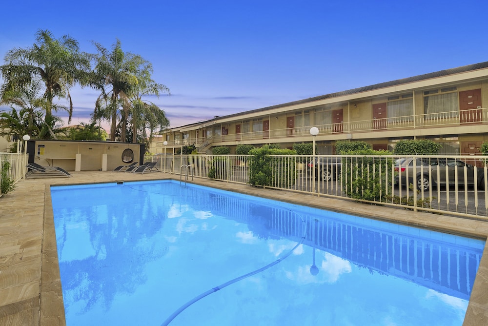 PARK MOTOR INN 34/54
