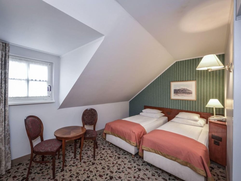 MEZZANINE, STANDARD, TWIN BEDS