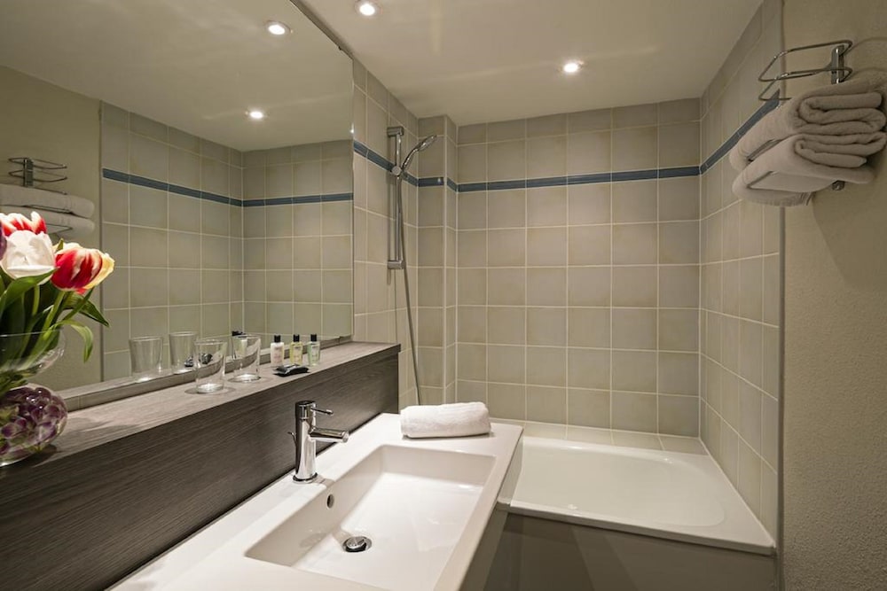 Hotel Paris Louis Blanc - Gare du Nord, Paris 10 66/67