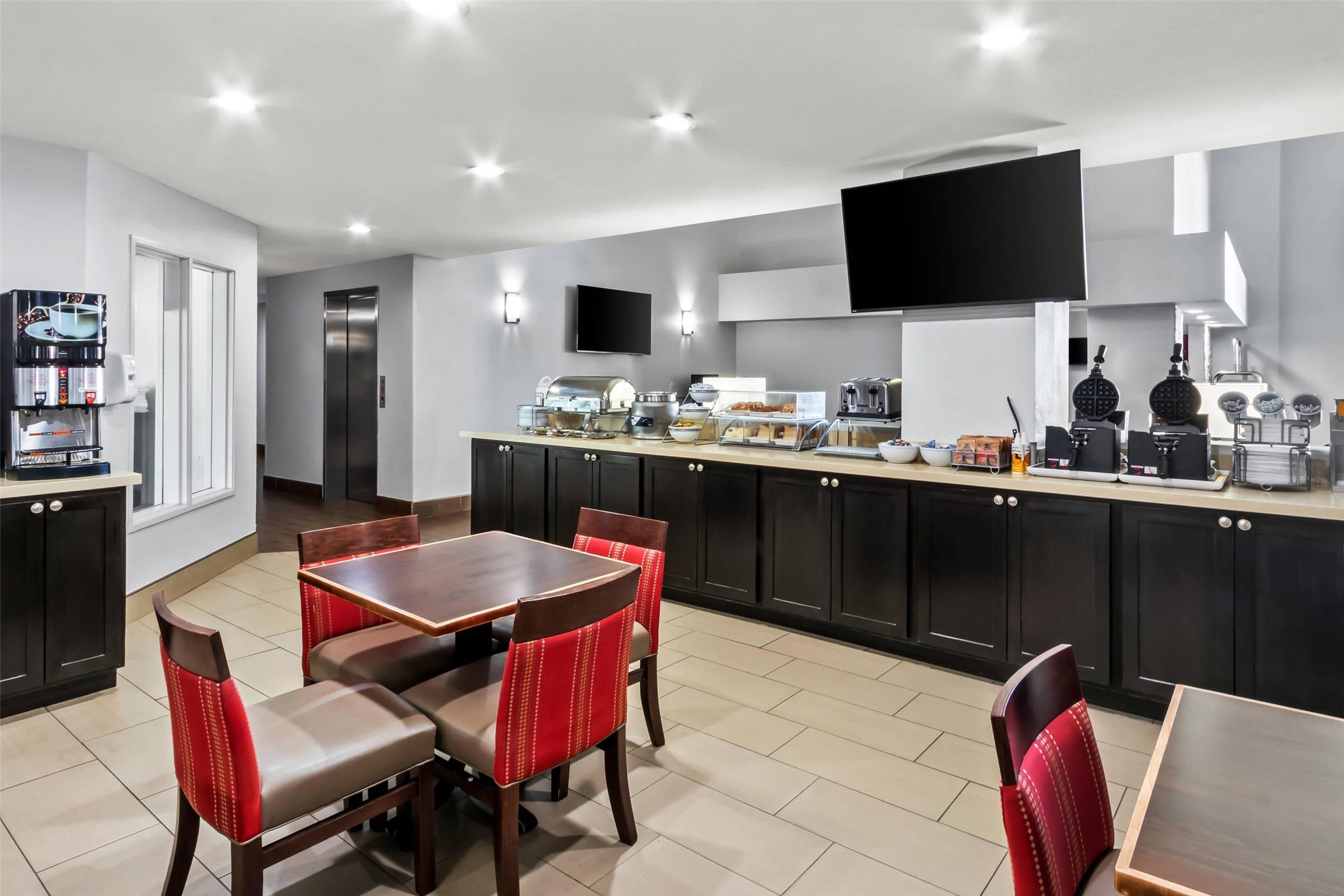 Comfort Inn and Suites Surprise Near Sun City West 33/55