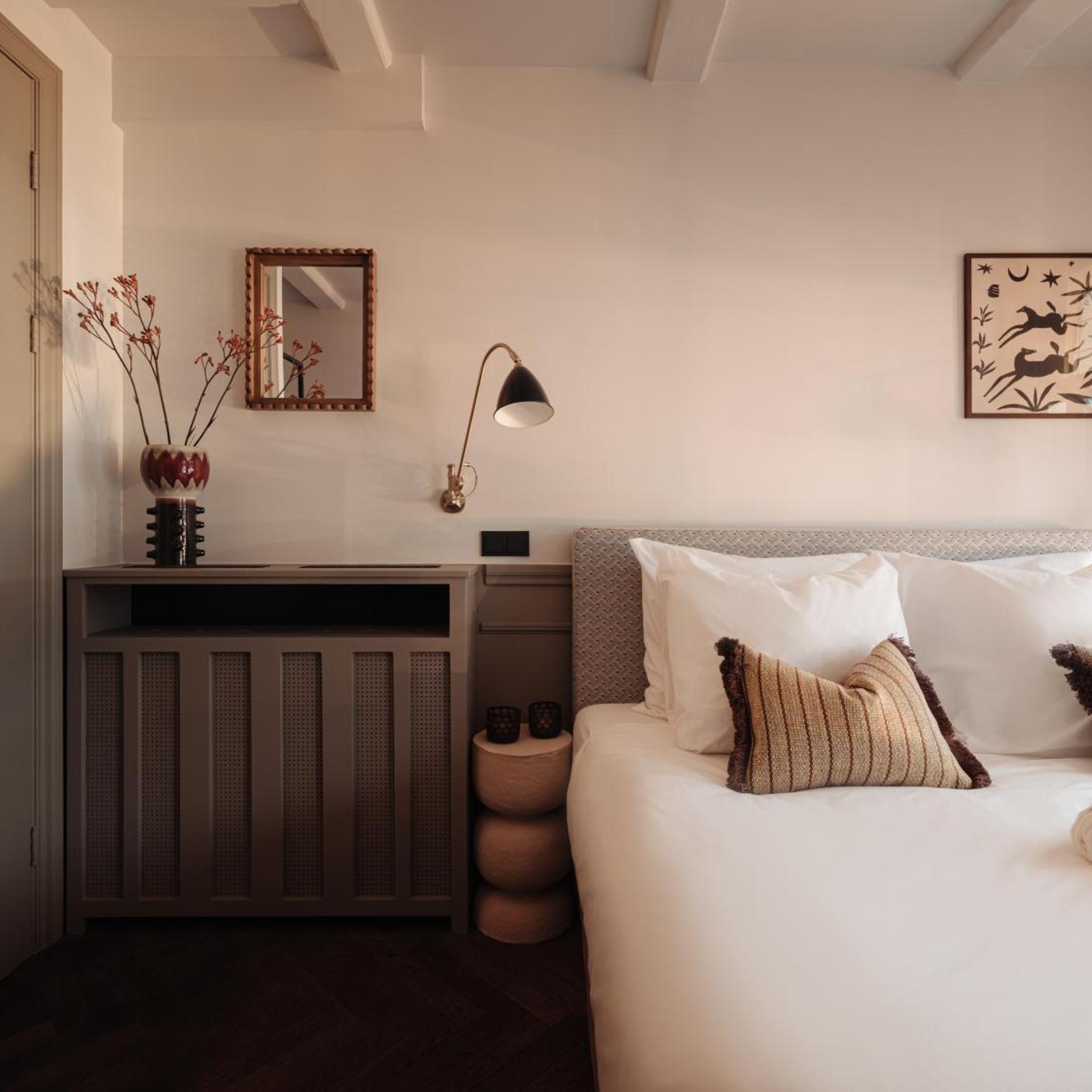 Comfy, King Bed, Square View