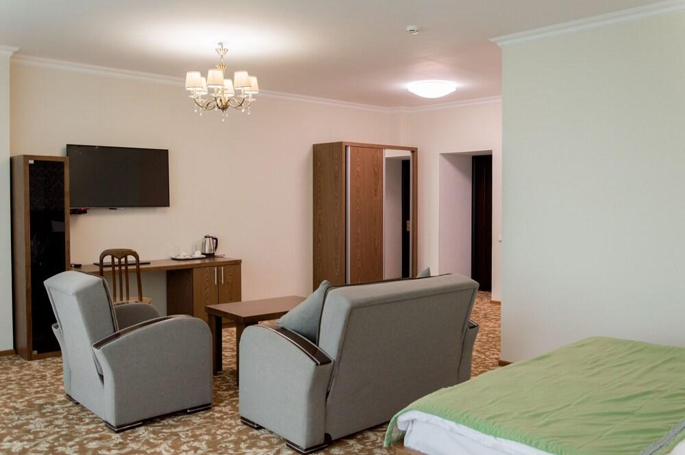 BUSINESS HOTEL ALMATY 33/39