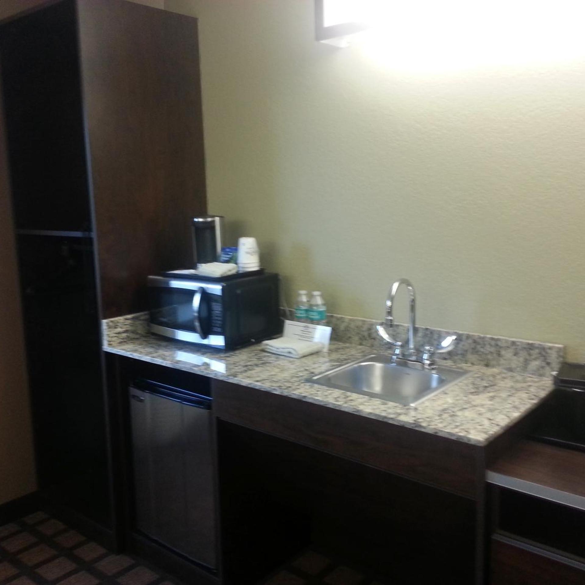 جناح استوديو بسرير كوين مع أريكة بمطبخ صغير لذوي الإعاقة، Microtel Inn Suites By Wyndham Carrollton 6/6