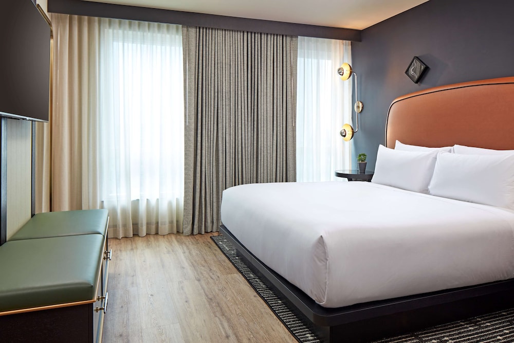 Capitol, Suite, King Bed, Dome View
