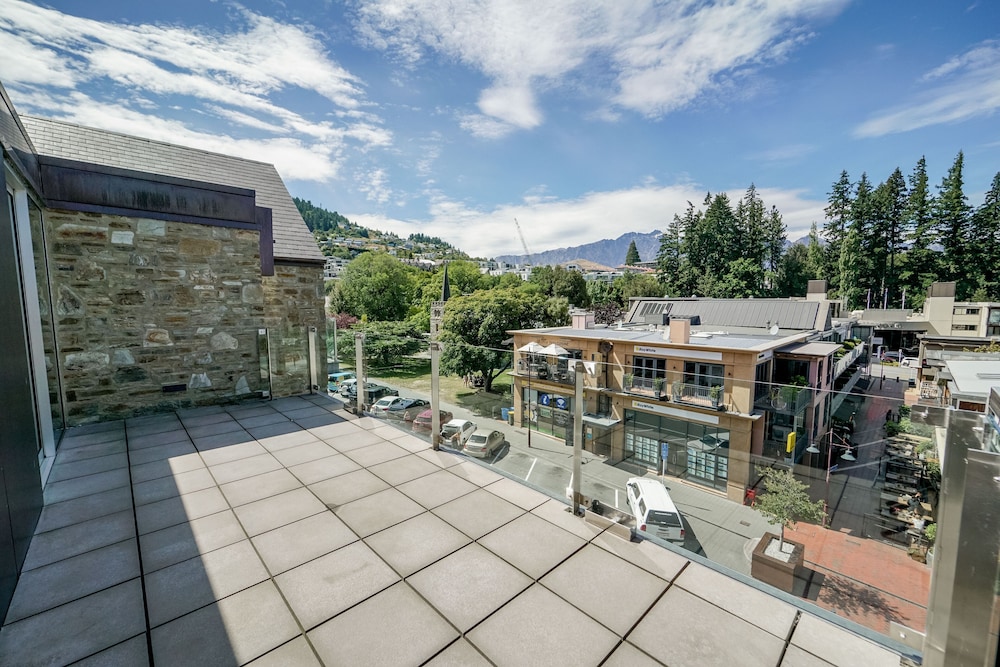 Nomads Queenstown 23/32