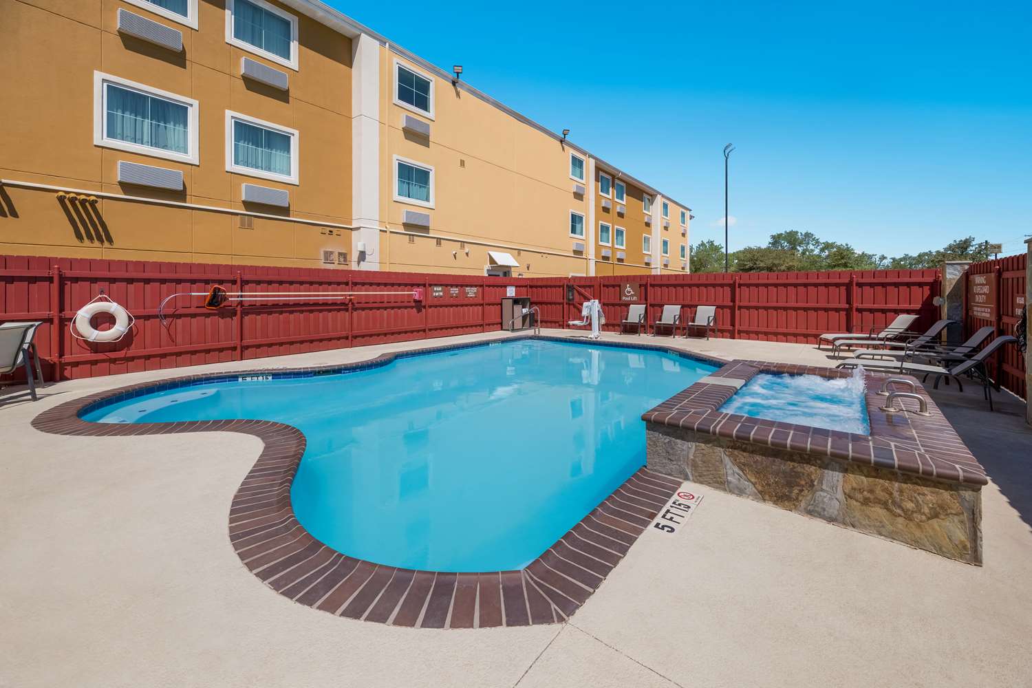 Best Western North Bryant Inn 19/19