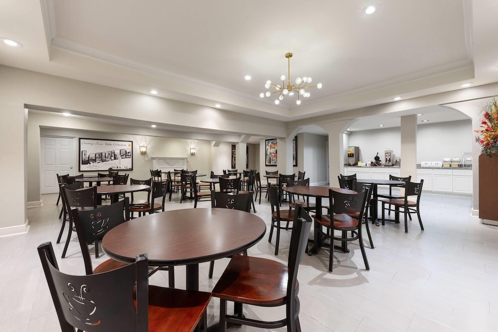 Super 8 by Wyndham New Orleans 34/43