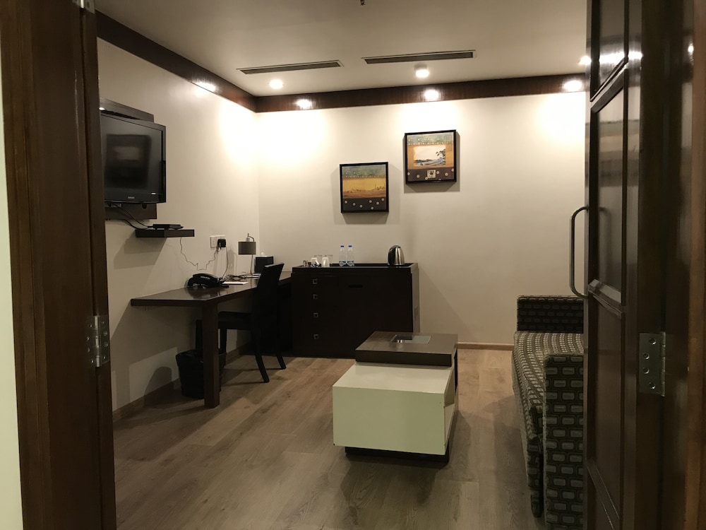 HOTEL LEVANA(FORMERLY BEST WESTERN PLUS LEVANA) 29/43