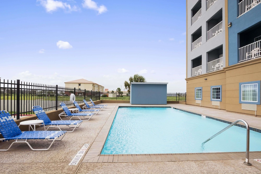 Days Inn & Suites By Wyndham Galveston West/Seawall 27/32