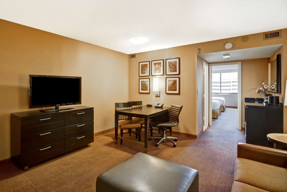 Embassy Suites by Hilton Chicago Downtown River North 42/78
