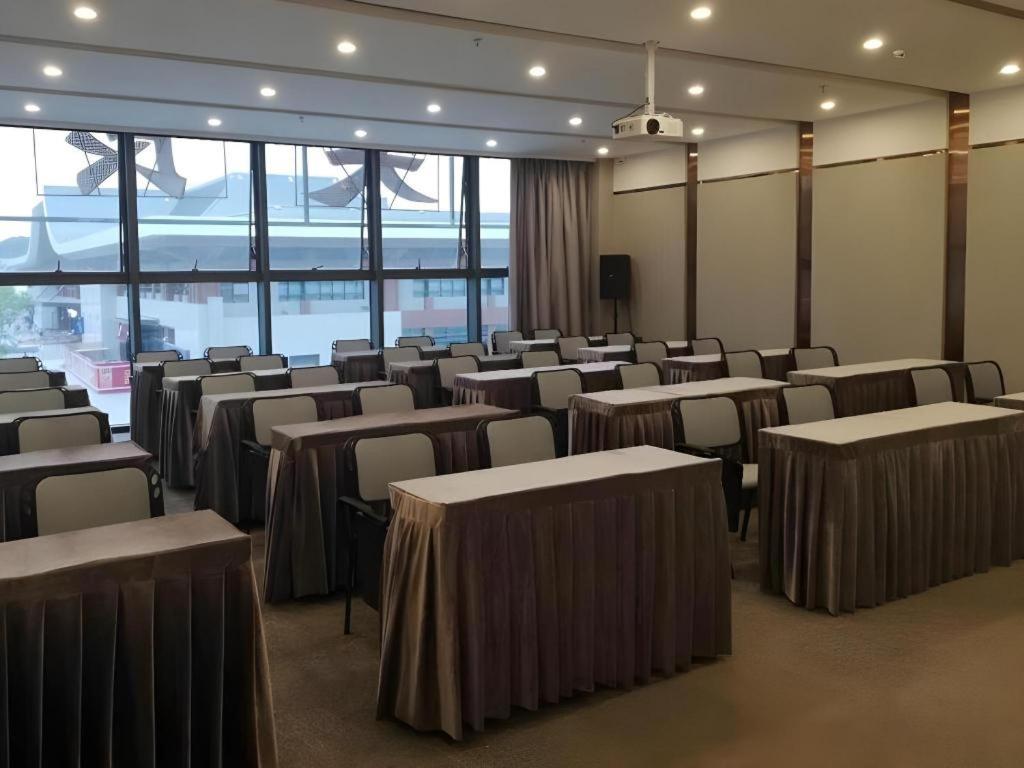 GreenTree Inn Guiyang Wudang District High-speed Railway East Station 38/43