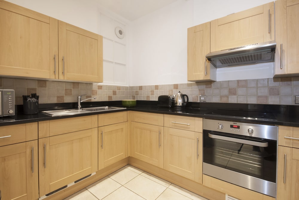 17 Hertford Street 2/42