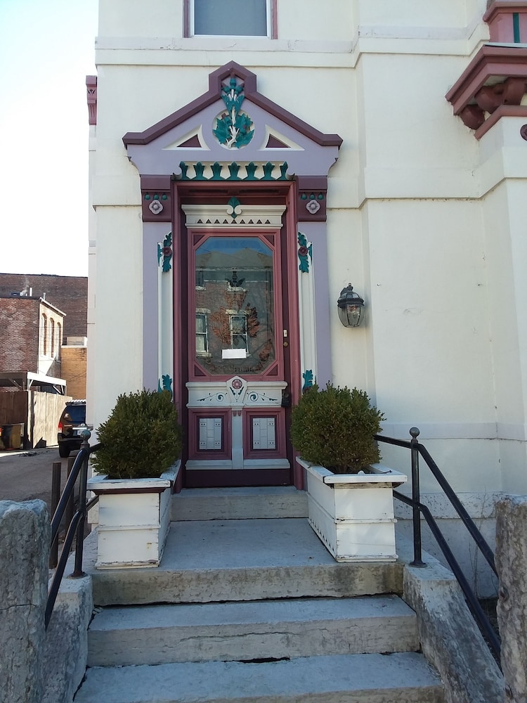 Inn Port Lodging 12/39