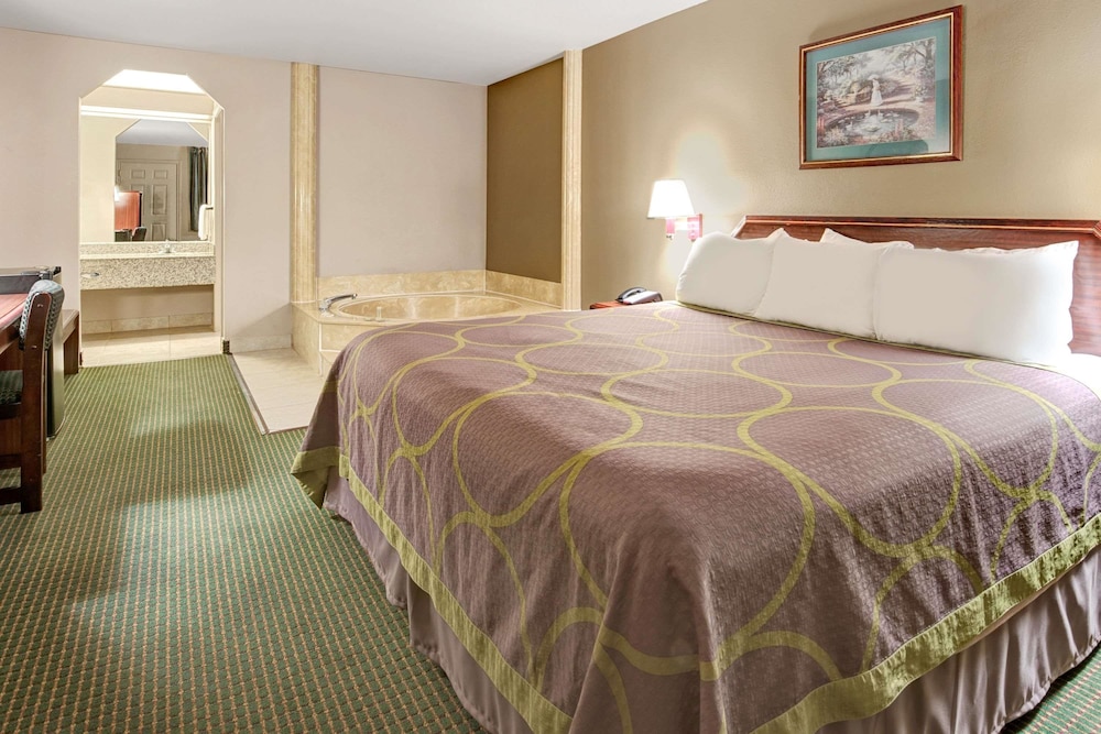 Super 8 by Wyndham Richardson Dallas 8/20