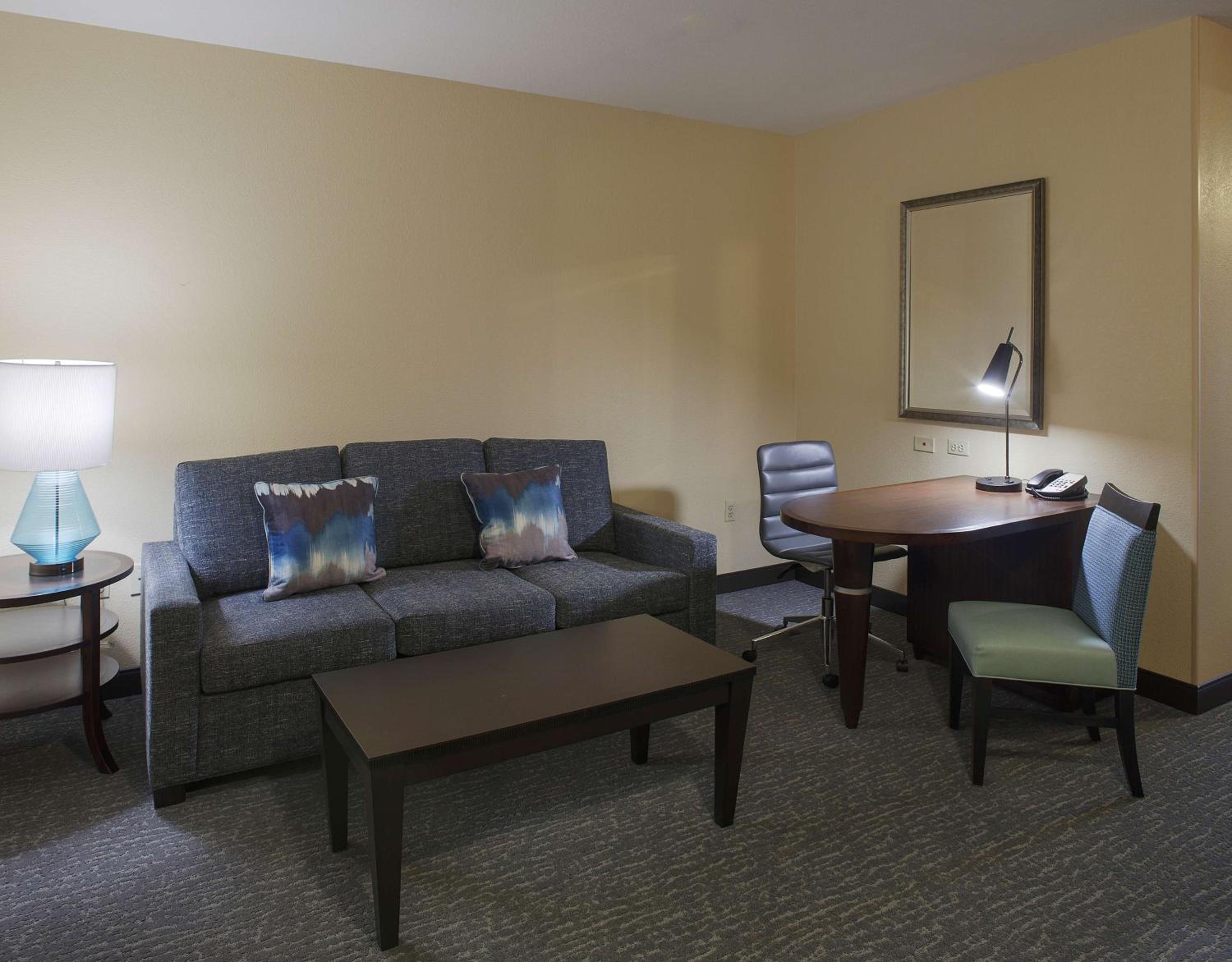 Deluxe, 2 Queen Beds, Sofa