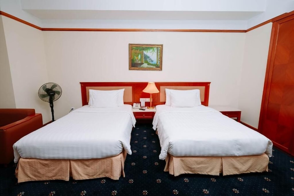 SUITE, TWIN BEDS