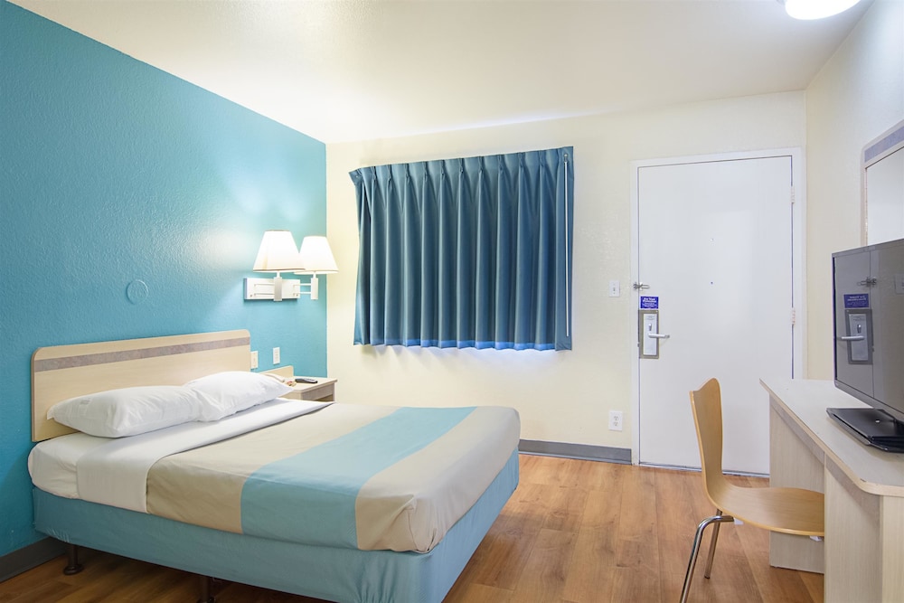 DELUXE, QUEEN BED, SMOKING