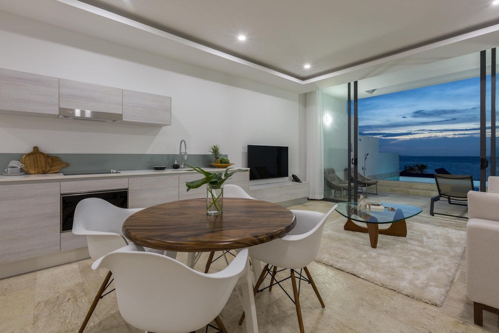 SKYE BEACH HOTEL 37/50
