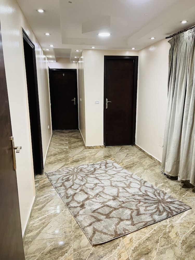 Three Giza Pyramids Inn 24/65
