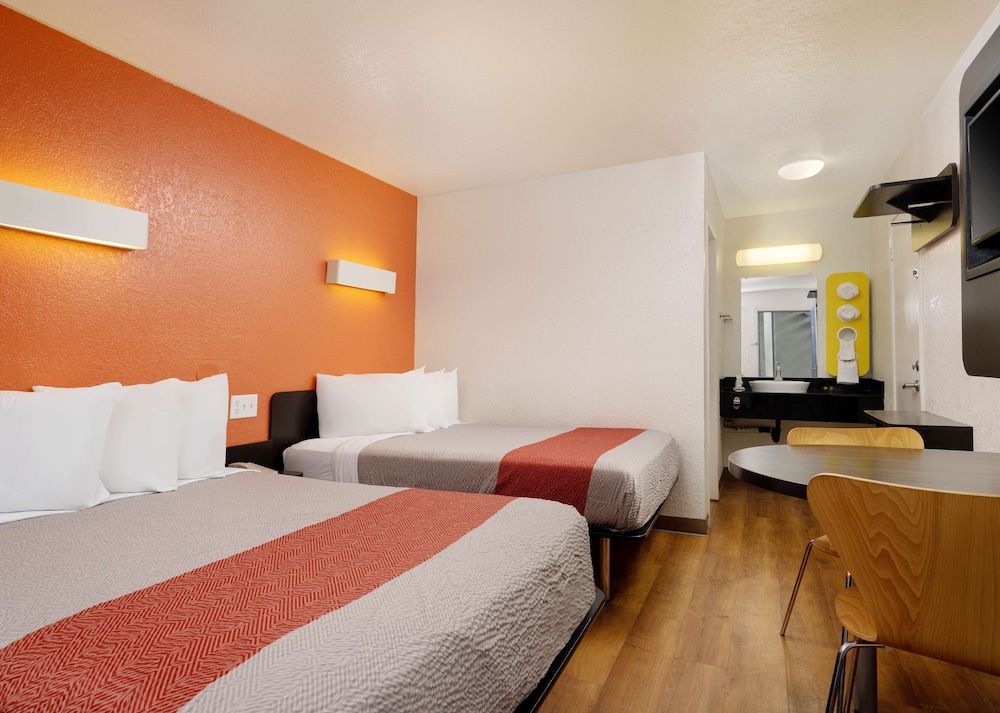 Standard, 2 Double Beds
