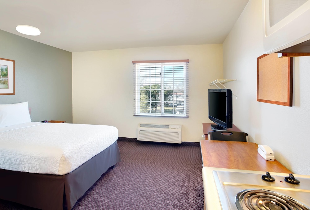 WoodSpring Suites Baton Rouge Airline Highway 24/54