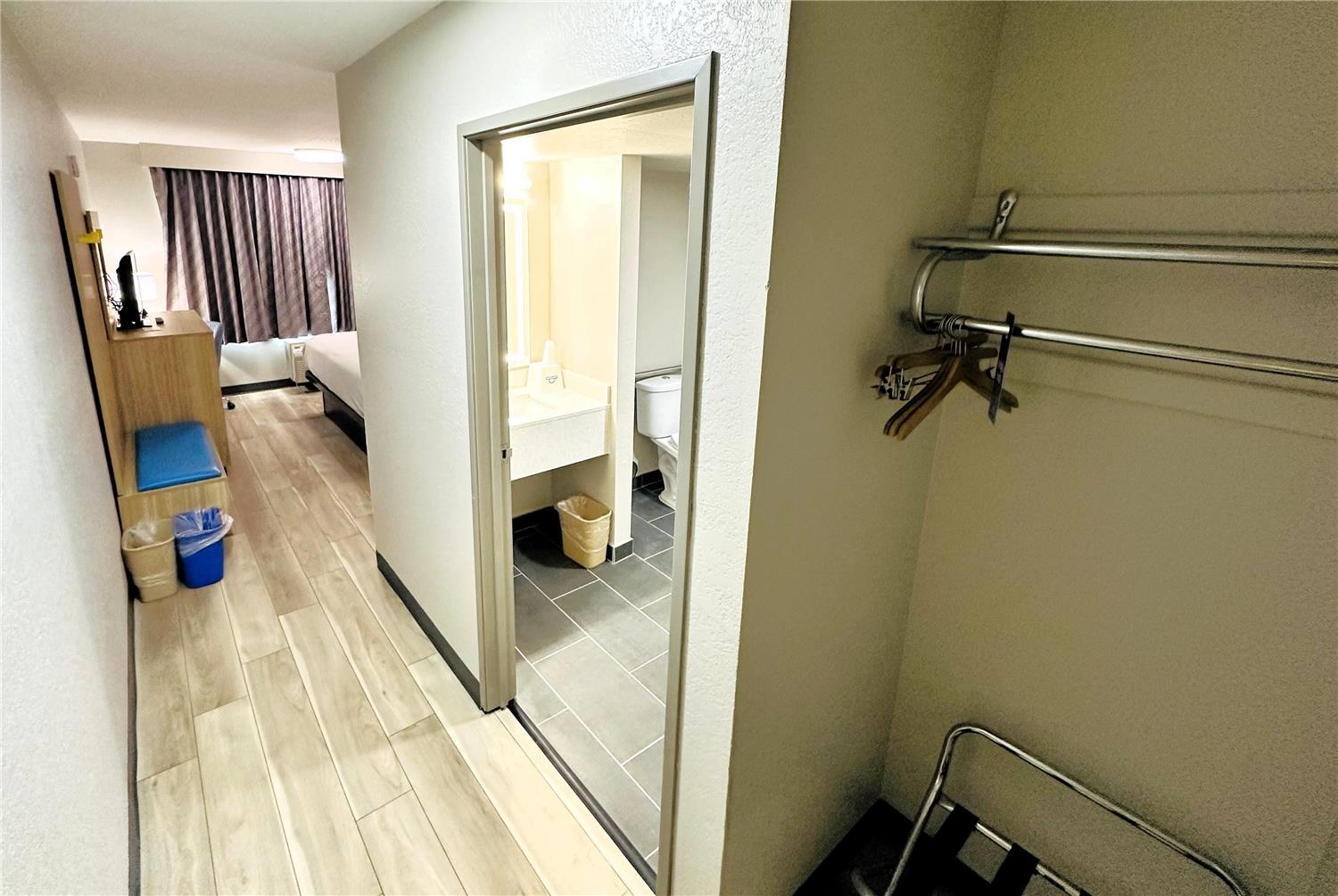 Days Inn By Wyndham Holland 33/35