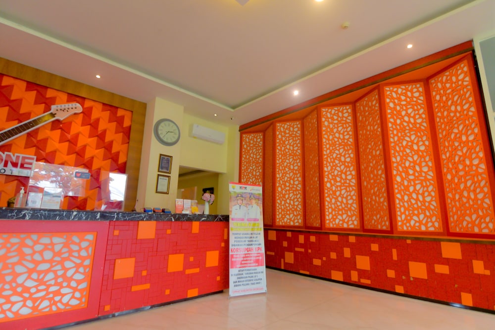 Front One Hotel Purwodadi 10/72