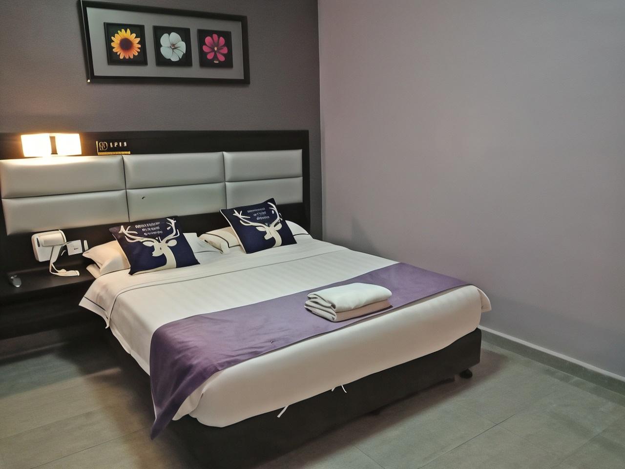 Superior, Queen Bed, No Window