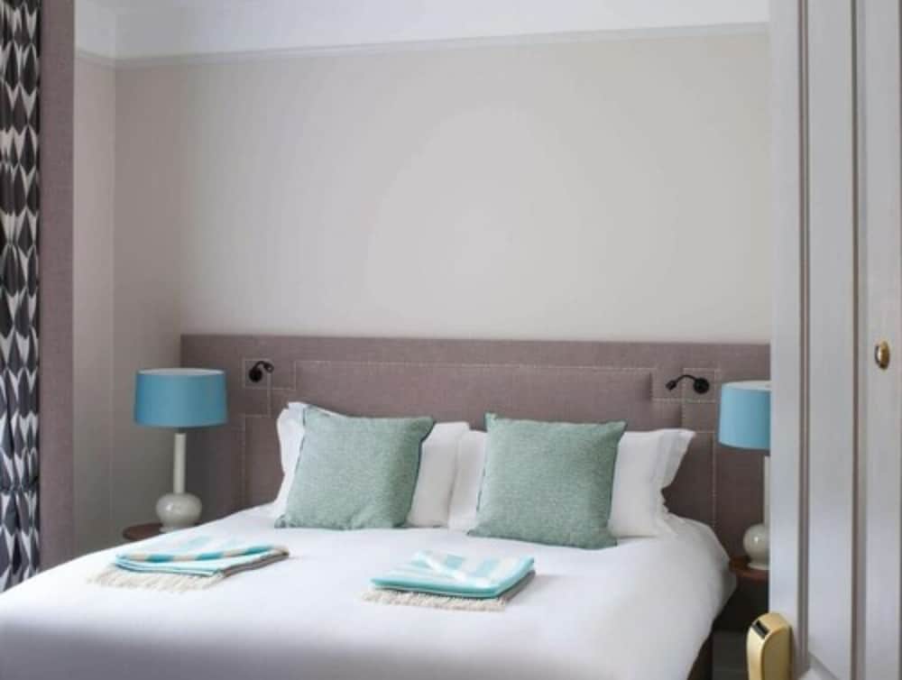 Queens Hotel Cheltenham 11/53
