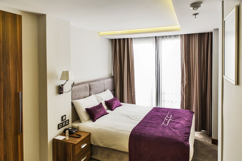 The 22 Hotel 27/50