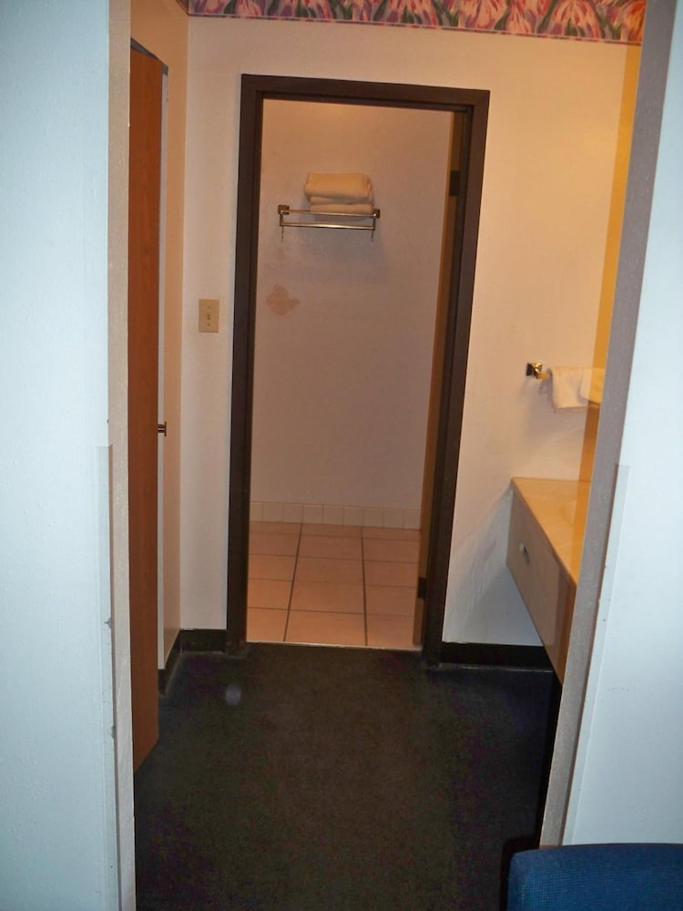Economy Inn Wentzville 21/36