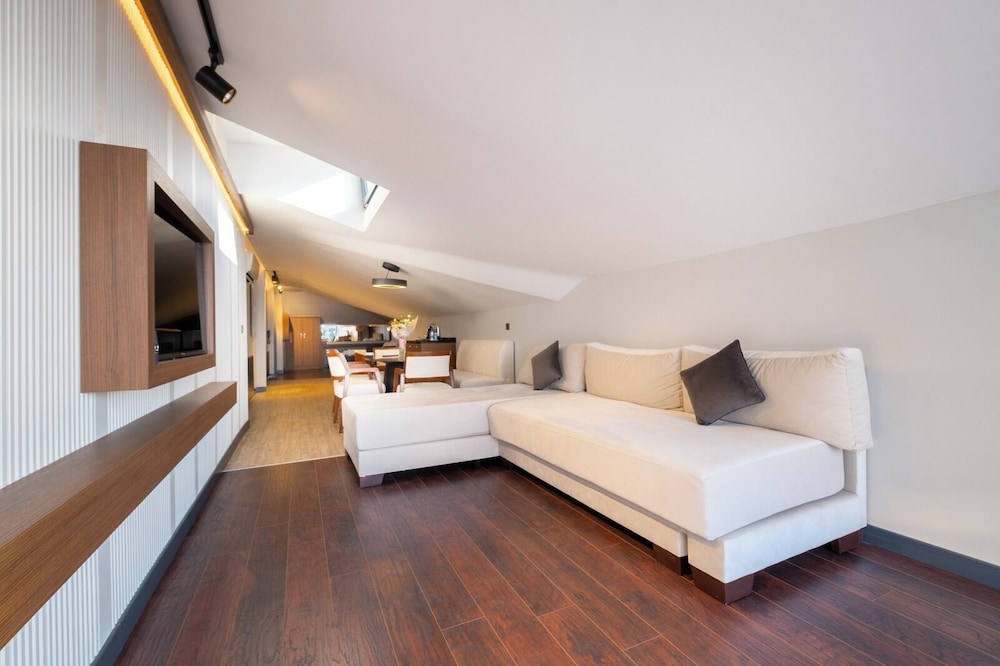 216 Bosphorus Suite 11/50