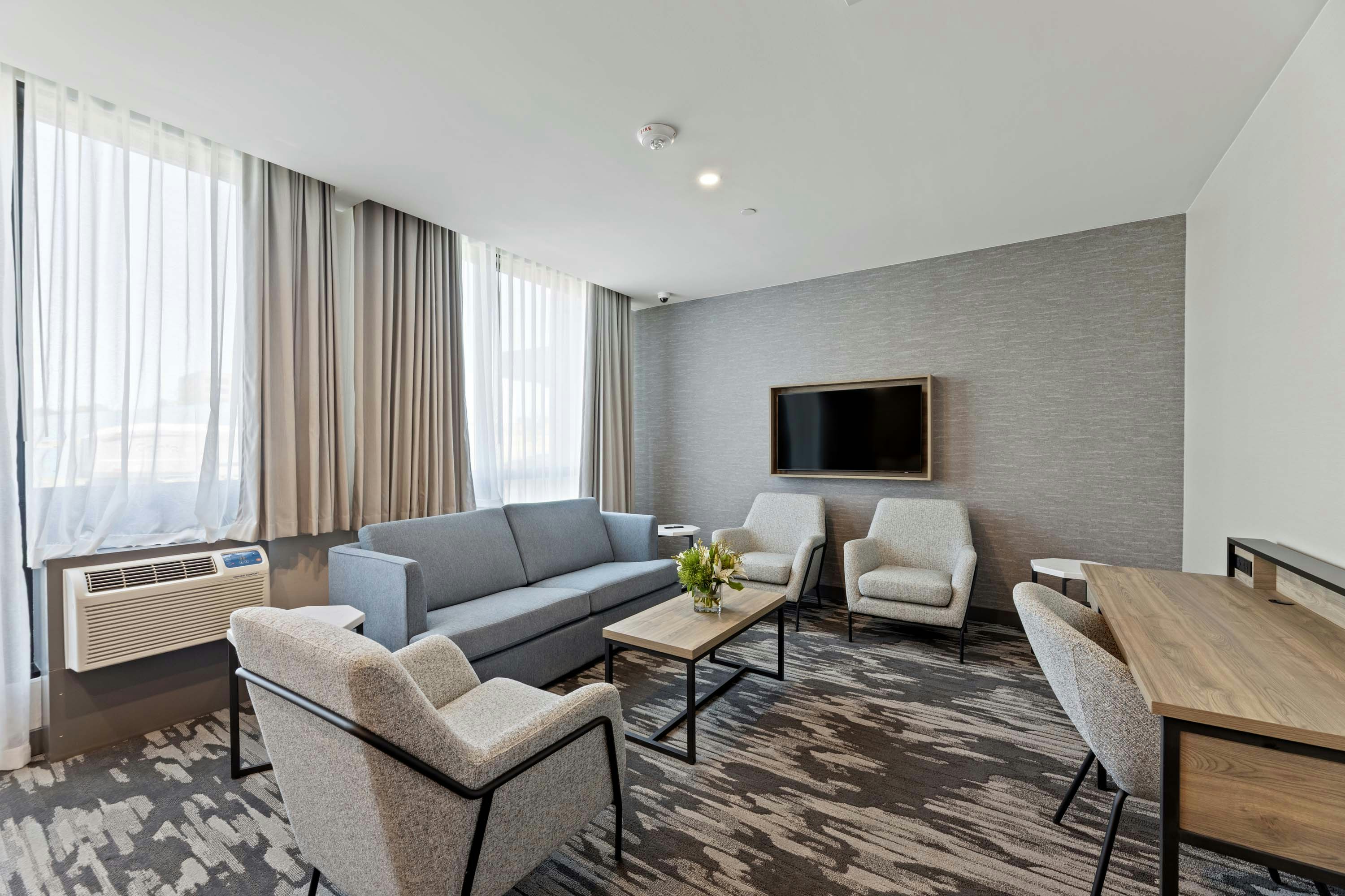 Sandman Signature Las Colinas Hotel and Suites 16/25