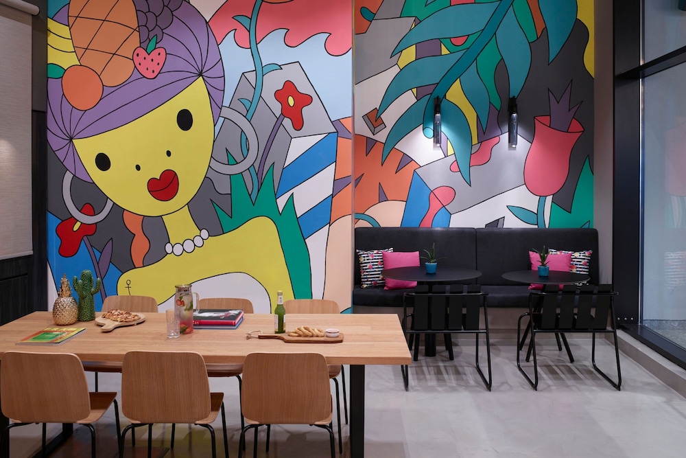 Moxy Athens City 55/66