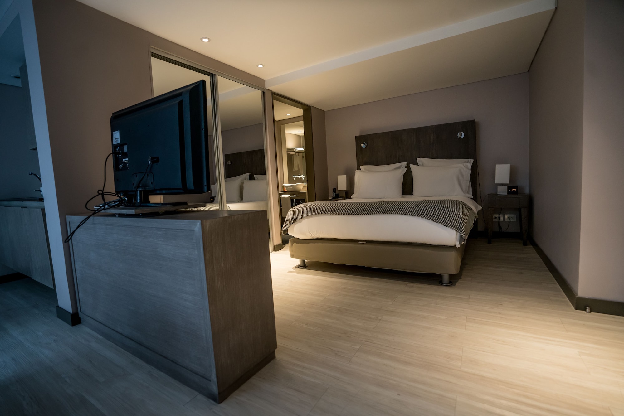 SUITE, KING BED