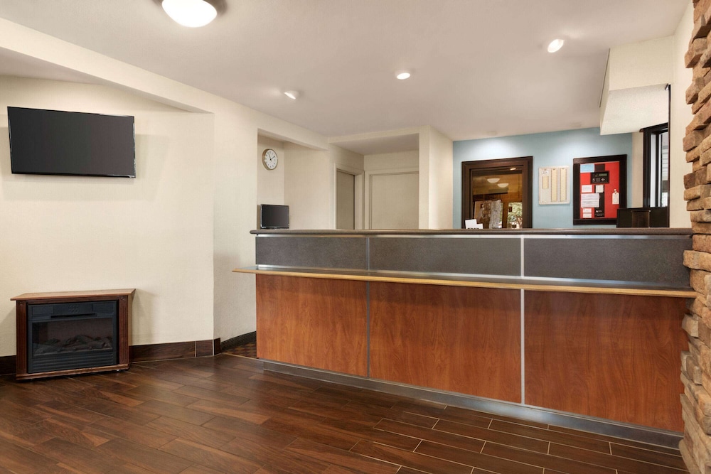Super 8 by Wyndham Findlay 6/34