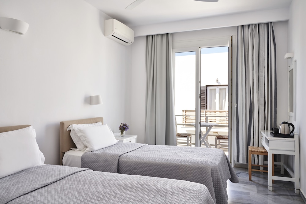 Polos Hotel Paros 13/90