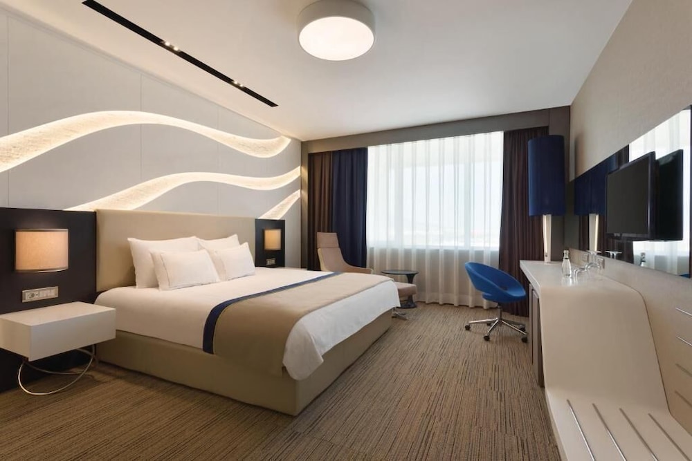 DELUXE, KING BED