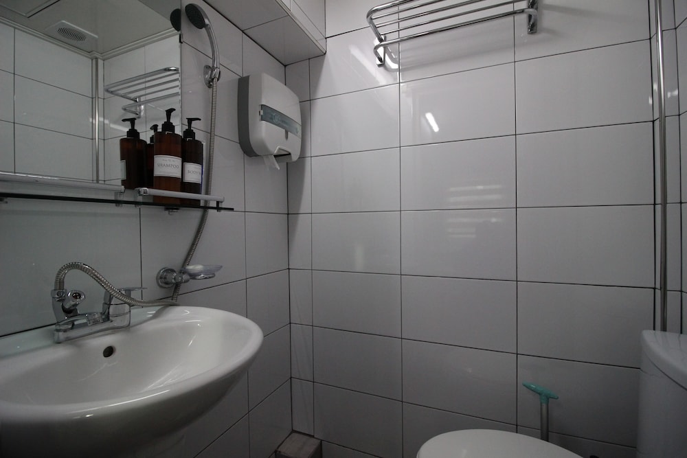 Bunk Guest House - Hostel 64/72