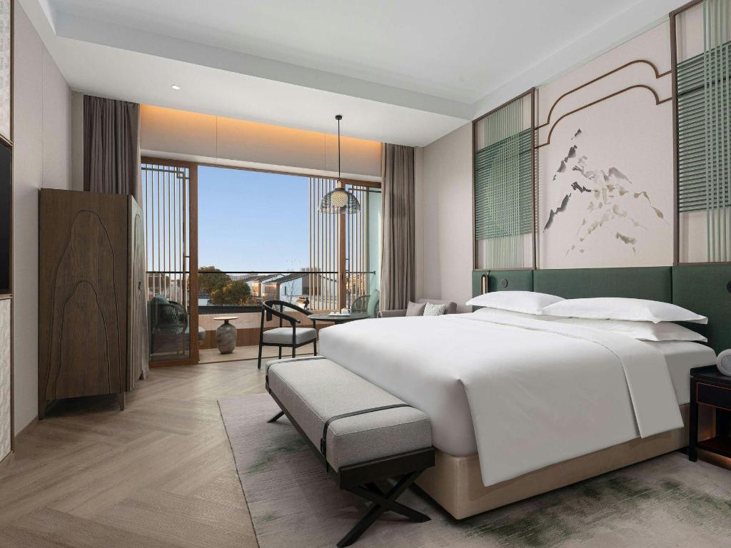 MOUNTAIN, DELUXE, PAVILION, KING BED, BALCONY