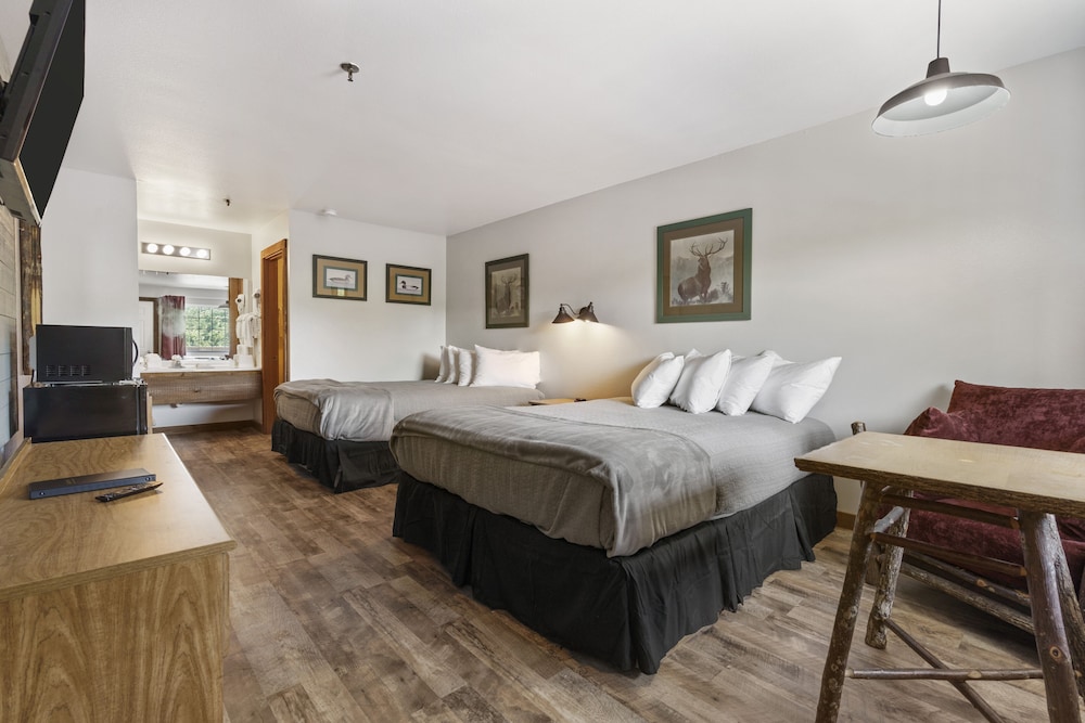 LODGE, 2 QUEEN BEDS