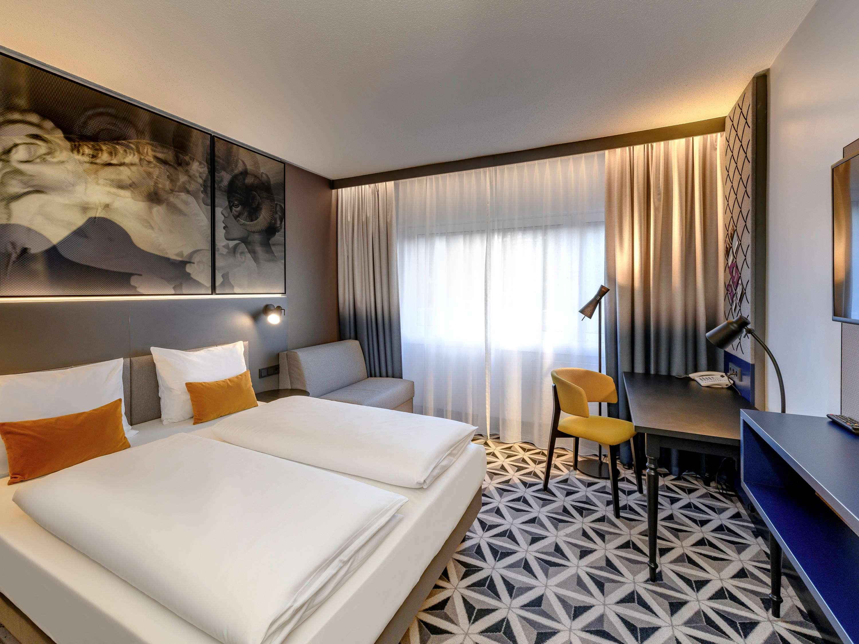 STANDARD, QUEEN BED, SOFA