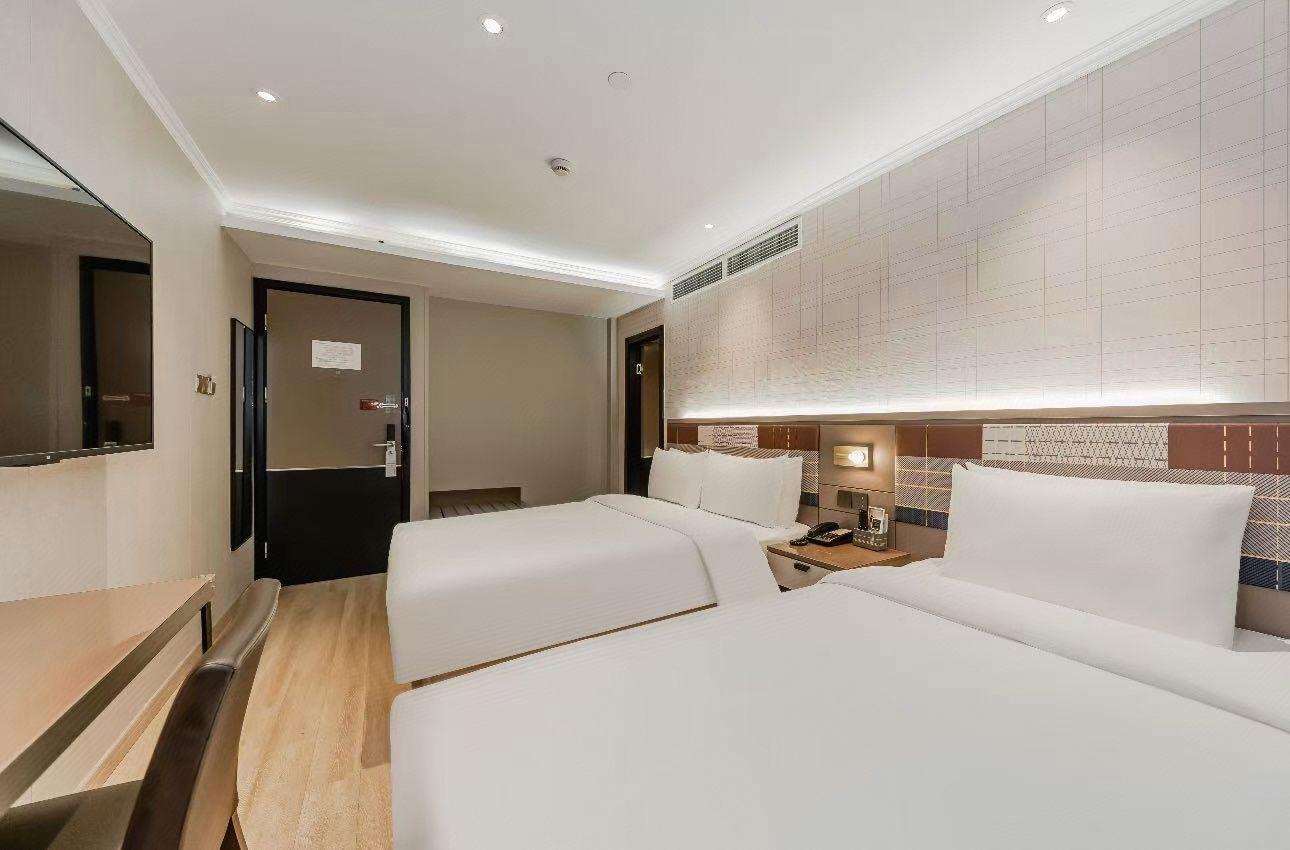 Home Inn Plus (Shanghai Huaihai Road Sinan Road) 18/35