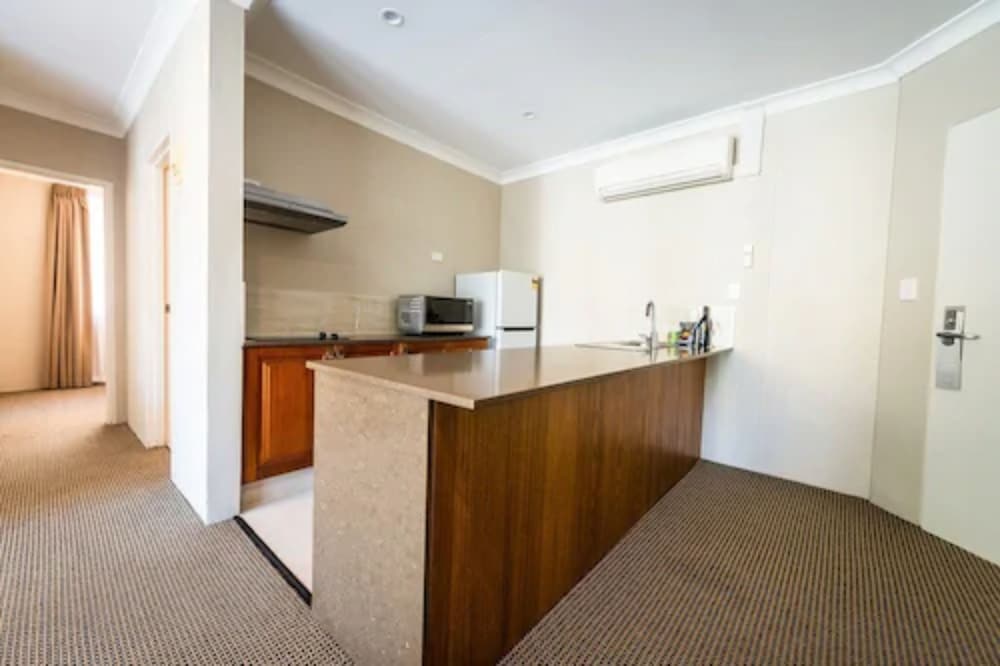 Belmore All-Suite Hotel 3/54
